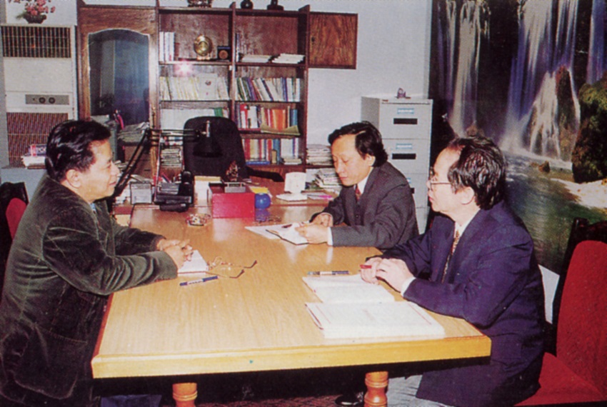 TS.Nguyễn Ngọc Hiến họp Ban Lãnh đạo Học viện, năm 2006