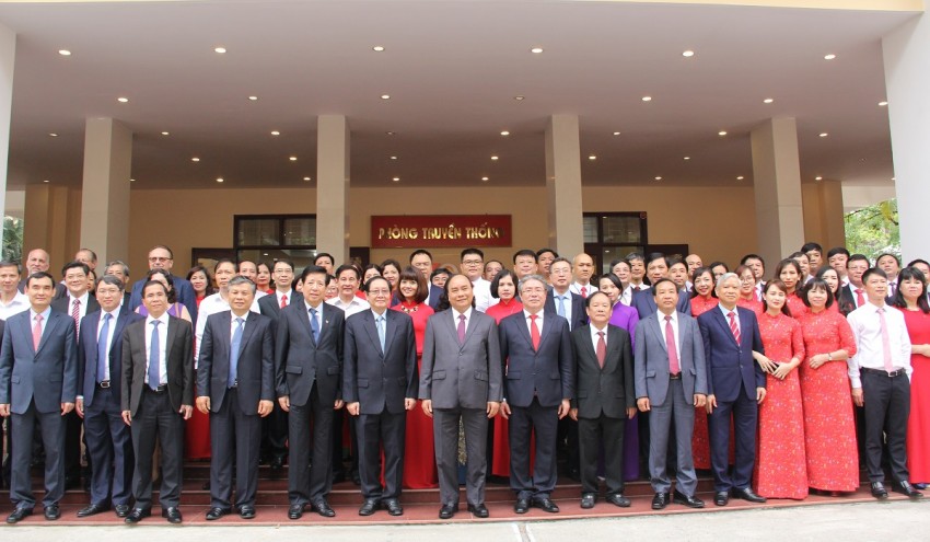 Thủ tướng Chính phủ Nguyễn Xuân Phúc chụp ảnh lưu niệm cùng các đại biểu về dự Lễ Kỷ niệm