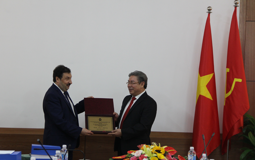 GS.TSKH Vladimir Aleksandrovich Mau, Giám đốc RANEPA trao tặng phẩm chúc mừng 60 năm ngày thành lập Học viện cho Giám đốc Đặng Xuân Hoan