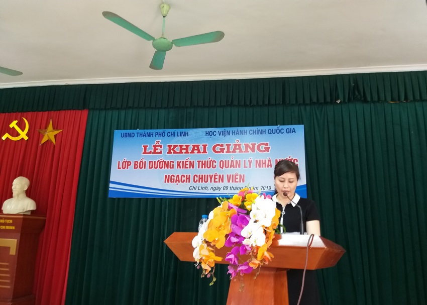 Đồng chí Lê Phương Thúy - Phó Trưởng ban, Ban Quản lý bồi dưỡng phát biểu tại buổi lễ ảnh