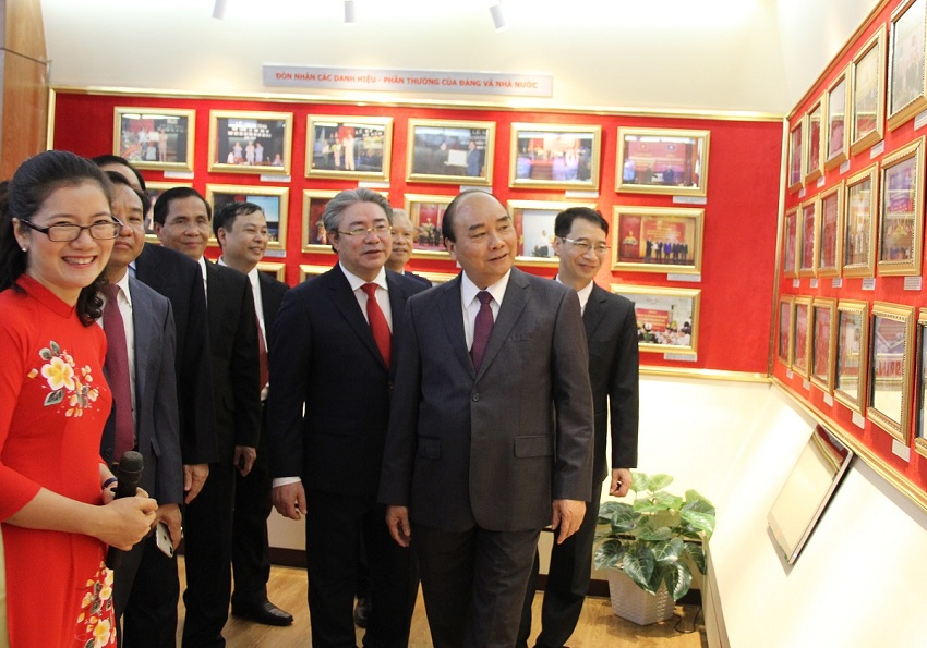 Thủ tướng Chính phủ Nguyễn Xuân Phúc và các đại biểu tham quan Phòng Truyền thống Học viện Hành chính Quốc gia