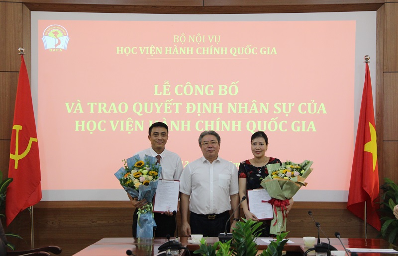 TS. Đặng Xuân Hoan – Bí thư Đảng ủy, Giám đốc Học viện trao quyết định và chúc mừng các đồng chí được bổ nhiệm