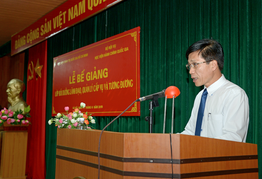 PGS.TS. Hoàng Phúc Lâm trình bày báo cáo tổng kết khóa học