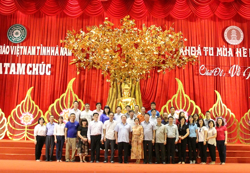 Đoàn tham quan và chụp ảnh lưu niệm tại Trung tâm Hội nghị quốc tế, Chùa Tam Chúc