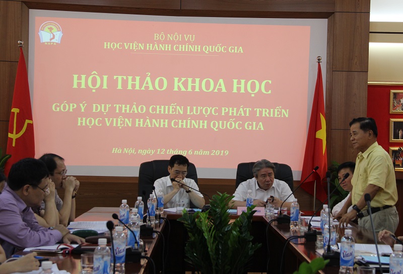 TS. Nguyễn Ngọc Hiến – Nguyên Thứ trưởng Bộ Nội vụ, nguyên Giám đốc Học viện Hành chính Quốc gia đóng góp ý kiến tại Hội thảo