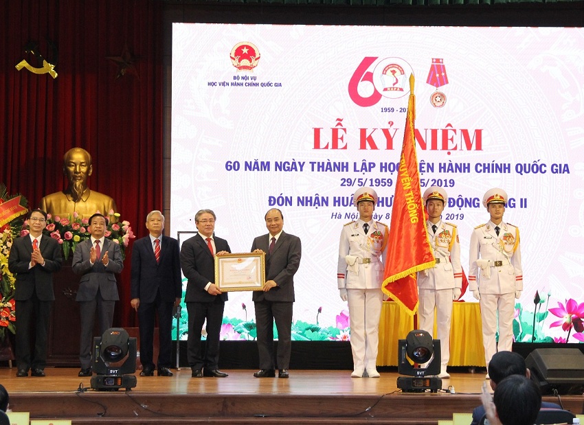 Thủ tướng Chính phủ Nguyễn Xuân Phúc trao Huân chương Lao động hạng Nhì cho Học viện Hành chính Quốc gia