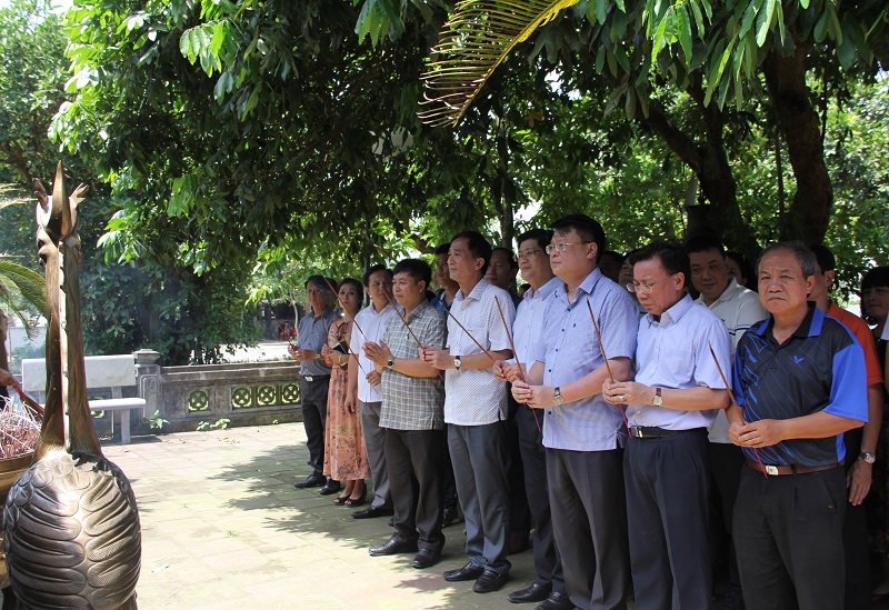 Đoàn dâng hương tại Đền thờ 10 liệt nữ dân quân Lam Hạ