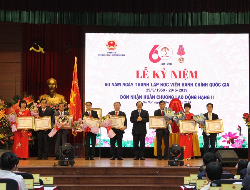 Bộ trưởng Bộ Nội vụ Lê Vĩnh Tân trao Bằng khen cho các tập thể và cá nhân đạt thành tích xuất sắc về các lĩnh vực công tác của Học viện Hành chính Quốc gia