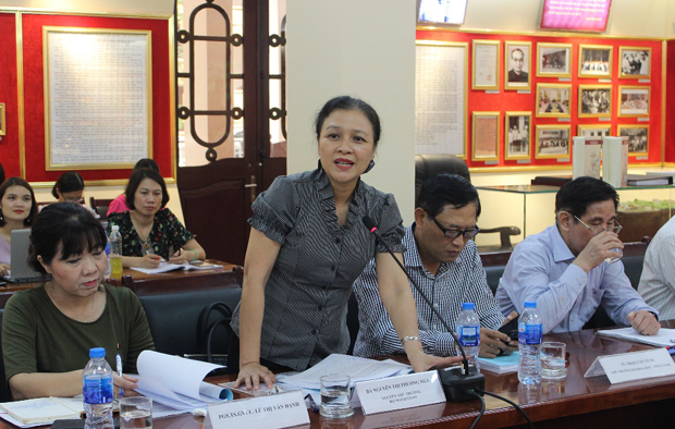 Bà Nguyễn Thị Phương Nga – Nguyên Thứ trưởng Bộ Ngoại giao, Chủ tịch Liên hiệp các tổ chức hữu nghị Việt Nam trình bày tham luận tại Hội thảo