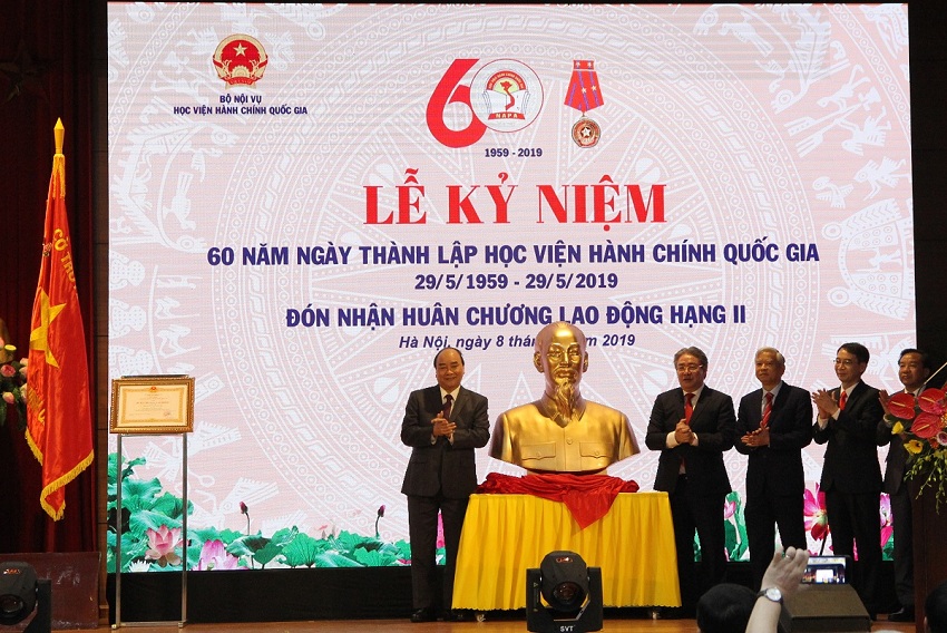 Thủ tướng Chính phủ Nguyễn Xuân Phúc trao tặng bức tượng chân dung Chủ tịch Hồ Chí Minh cho Học viện Hành chính Quốc gia