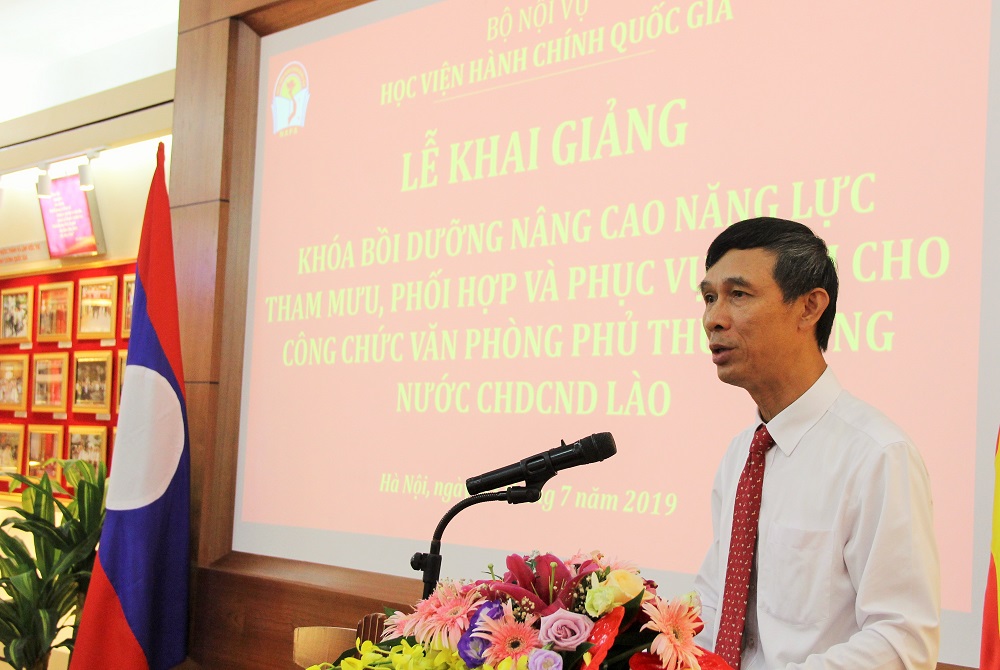 Ông Vũ Đức Dũng – Phó Vụ trưởng Vụ Quan hệ quốc tế (Văn phòng Chính phủ Việt Nam) phát biểu tại Lễ khai giảng