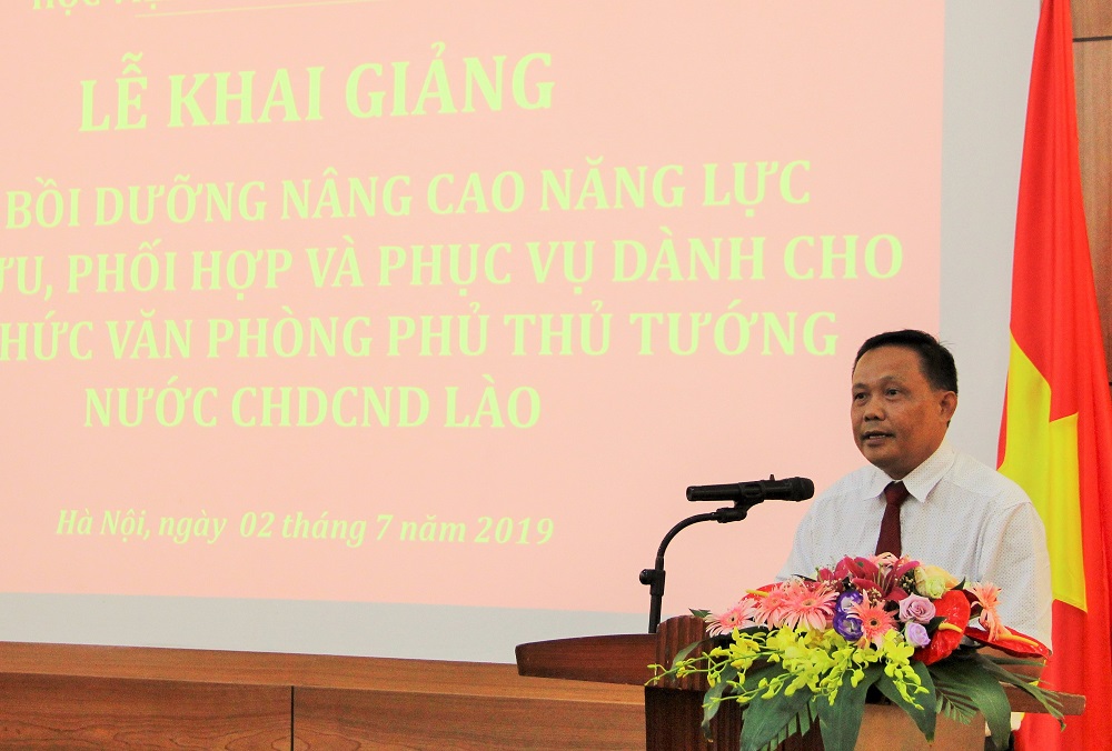 Ông Sathit Phetsingleuang – Vụ trưởng Vụ Thư ký (Văn phòng Phủ Thủ tướng Lào) phát biểu tại Lễ khai giảng khóa bồi dưỡng