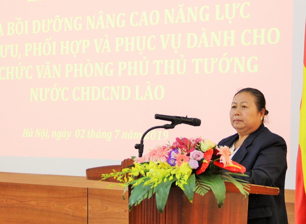 Bà Khonesavanh Sisanon – Trưởng phòng, Vụ Nghiên cứu Tổng hợp, Văn phòng Chủ tịch nước CHDCND Lào, đại diện học viên phát biểu cám ơn các cấp lãnh đạo của Việt Nam – Lào đã phối hợp tổ chức khóa bồi dưỡng