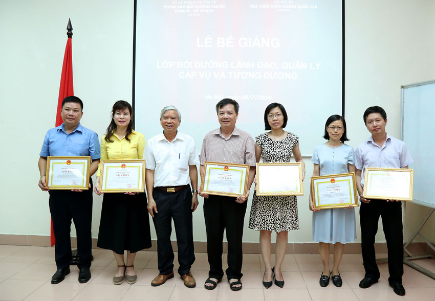 NGUT.TS Vũ Thanh Xuân - Phó Giá đốc Học viện trao giấy khen cho các học viên đạt thành tích xuất sắc