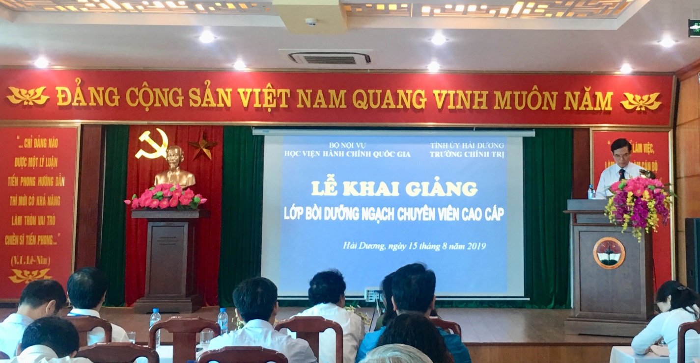 Đồng chí Vũ Văn Sơn, Phó Bí thư Thường trực Tỉnh ủy Hải Dương phát biểu khai giảng lớp học