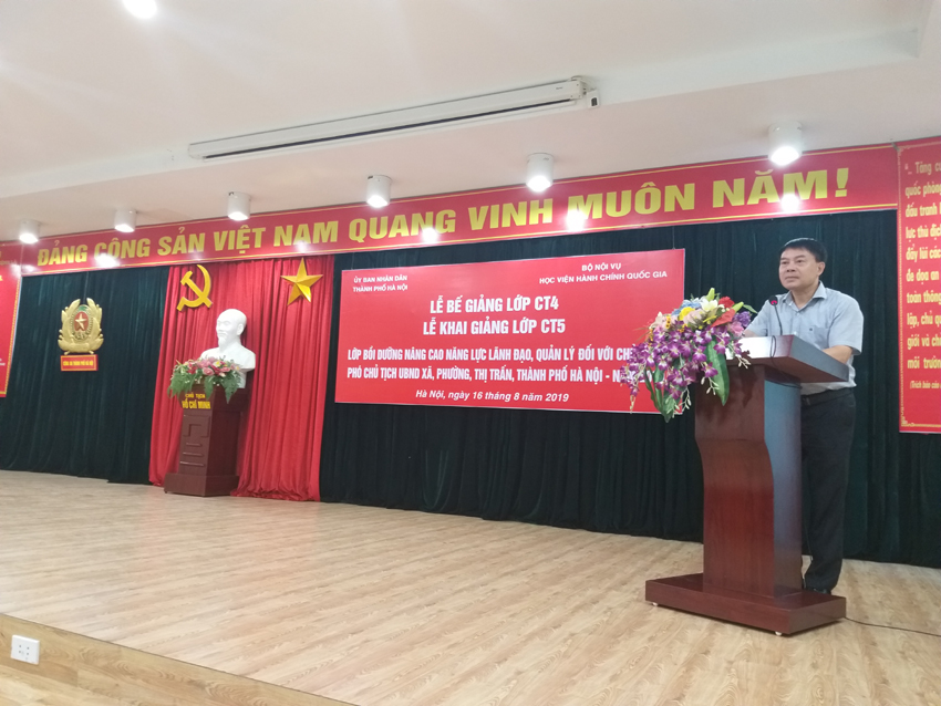 Đồng chí Tống Đăng Hưng - Phó Trưởng Ban Quản lý bồi dưỡng Học viện Hành chính Quốc gia phát biểu tại buổi Lễ