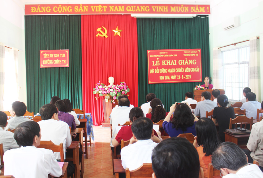 Đồng chí Y Mửi, Phó Bí thư Thường trực Tỉnh ủy Kom Tum phát biểu tại buổi lễ