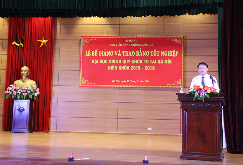 TS. Bùi Huy Tùng – Chánh Văn phòng Học viện, phụ trách Ban quản lý bồi dưỡng công bố các quyết định tại Lễ bế giảng