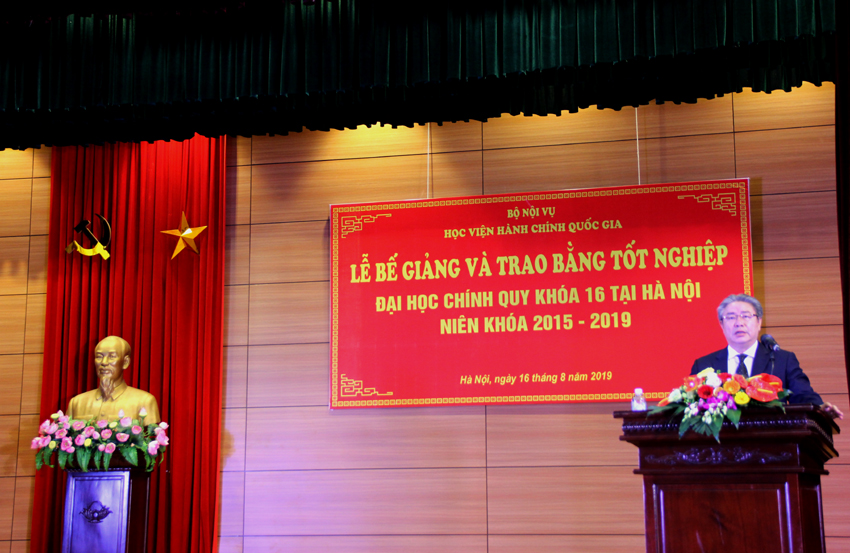 TS. Đặng Xuân Hoan - Giám đốc Học viện phát biểu tại lễ bế giảng