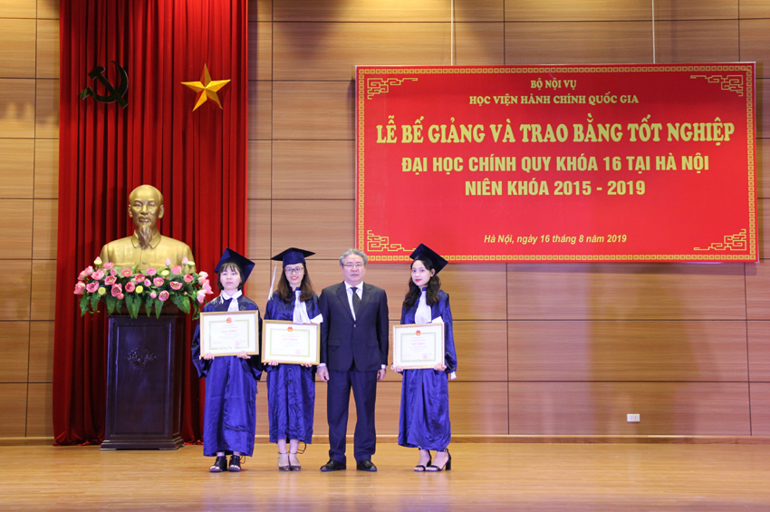 TS. Đặng Xuân Hoan - Giám đốc Học viện chúc mừng và trao Giấy khen cho thủ khoa và 2 á khoa toàn khóa