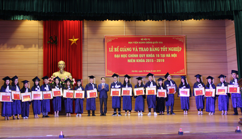 Giám đốc Học viện Đặng Xuân Hoan và Phó Giám đốc Lương Thanh Cường  trao bằng tốt nghiệp cho các tân cử nhân