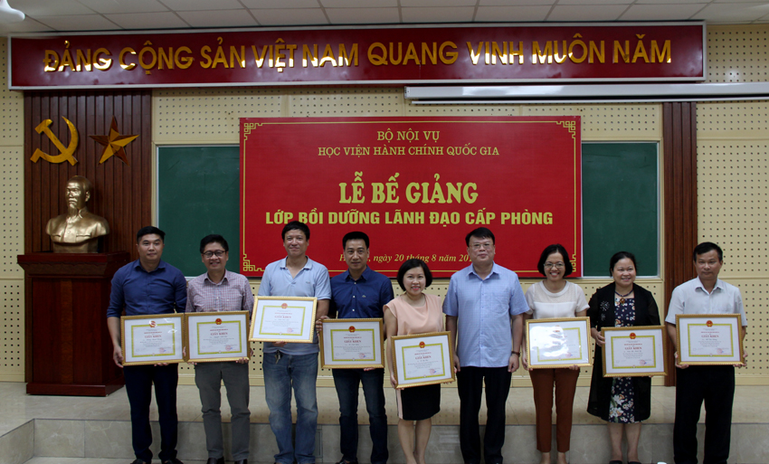 TS. Bùi Huy Tùng trao giấy khen cho học viên đạt thành tích cao trong học tập 