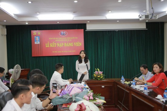 Sinh viên Trần Thị Nguyệt Trang đại diện cho cac đảng viên mới phát biểu