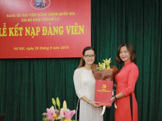 Đồng chí Nguyễn Minh Tuấn, Lý Thị Kim Bình trao quyết định cho các đảng viên mới