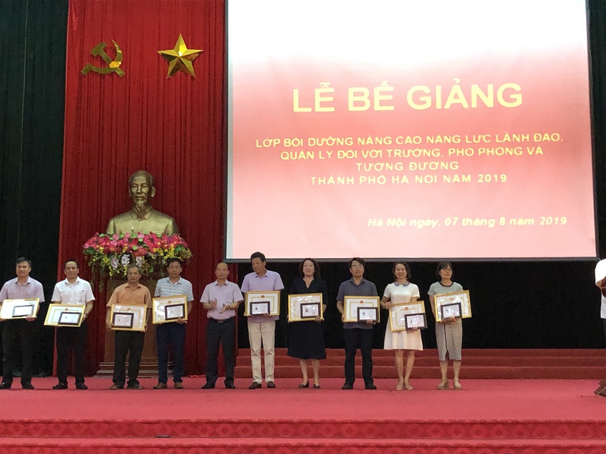 Ông Nguyễn Đình Hoa - Phó Giám đốc phụ trách Sở Nội vụ Hà Nội trao chứng chỉ đại diện, giấy khen và phần thưởng của Học viện cho các học viên của khóa học