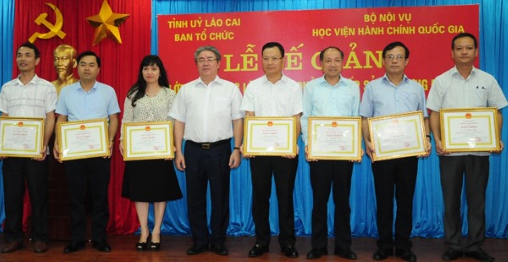 TS. Đặng Xuân Hoan – Giám đốc Học viện  trao chứng chỉ, giấy khen của Giám đốc Học viện cho các học viên