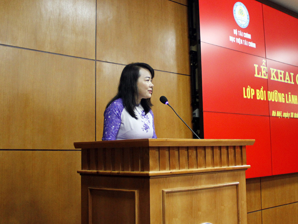 ThS. Nguyễn Thị Tâm, Phó Trưởng phòng Quản lý Bồi dưỡng  theo chức vụ công bố các quyết định mở lớp 
