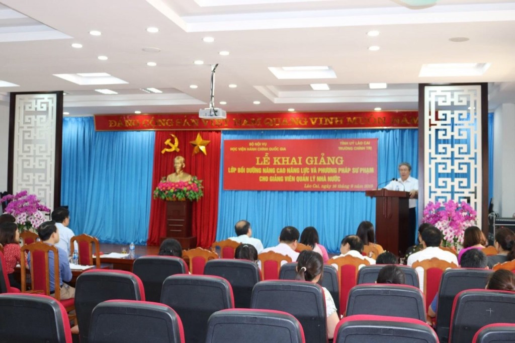 TS. Đặng Xuân Hoan – Giám đốc Học viện Hành chính Quốc gia dự lễ khai giảng và phát biểu