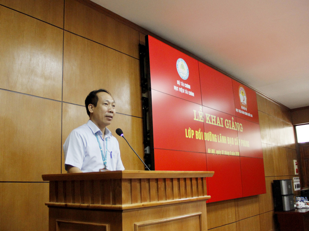  Đồng chí Nguyễn Xuân Thạch thay mặt các học viên phát biểu