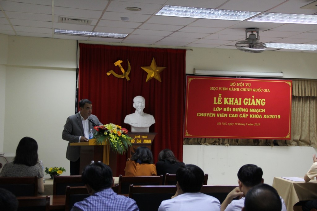 Đồng chí Nguyễn Ngô Quang, Phó Cục trưởng phụ trách, Cục KHCN&ĐT Bộ Y tế thay mặt học viên phát biểu tại buổi lễ