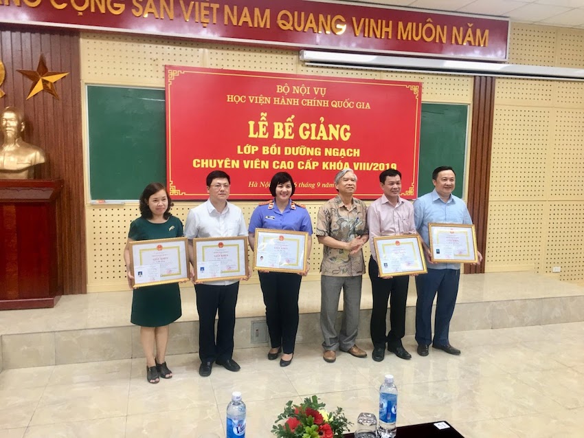 NGƯT.TS. Vũ Thanh Xuân, Phó Giám đốc Học viện trao chứng chỉ, giấy khen cho học viên 