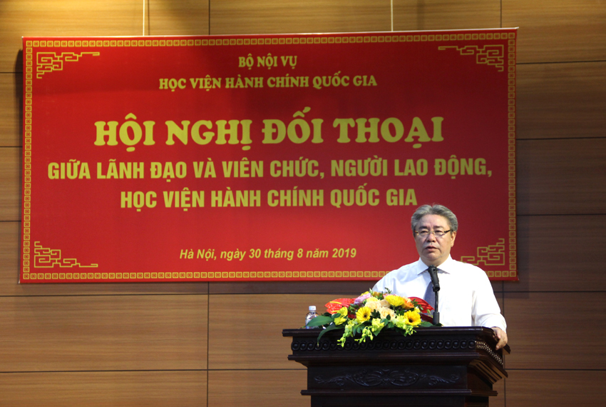 TS. Đặng Xuân Hoan – Bí thư Đảng ủy, Giám đốc Học viện phát biểu tại buổi đối thoại