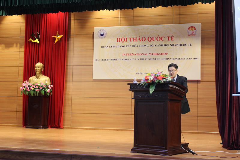 TS. Youngsub Oh – Đại học INHA trình bày tham luận tại Hội thảo