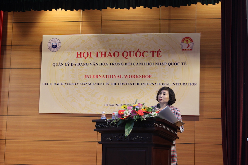TS. Nguyễn Thị Hường – Viện Nghiên cứu Khoa học hành chính, Học viện Hành chính Quốc gia trình bày tham luận tại Hội thảo