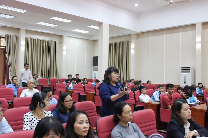 PGS.TS. Đinh Thị Minh Tuyết, Giảng viên cao cấp Học viện Hành chính Quốc gia trao đổi ý kiến tại buổi Hội thảo