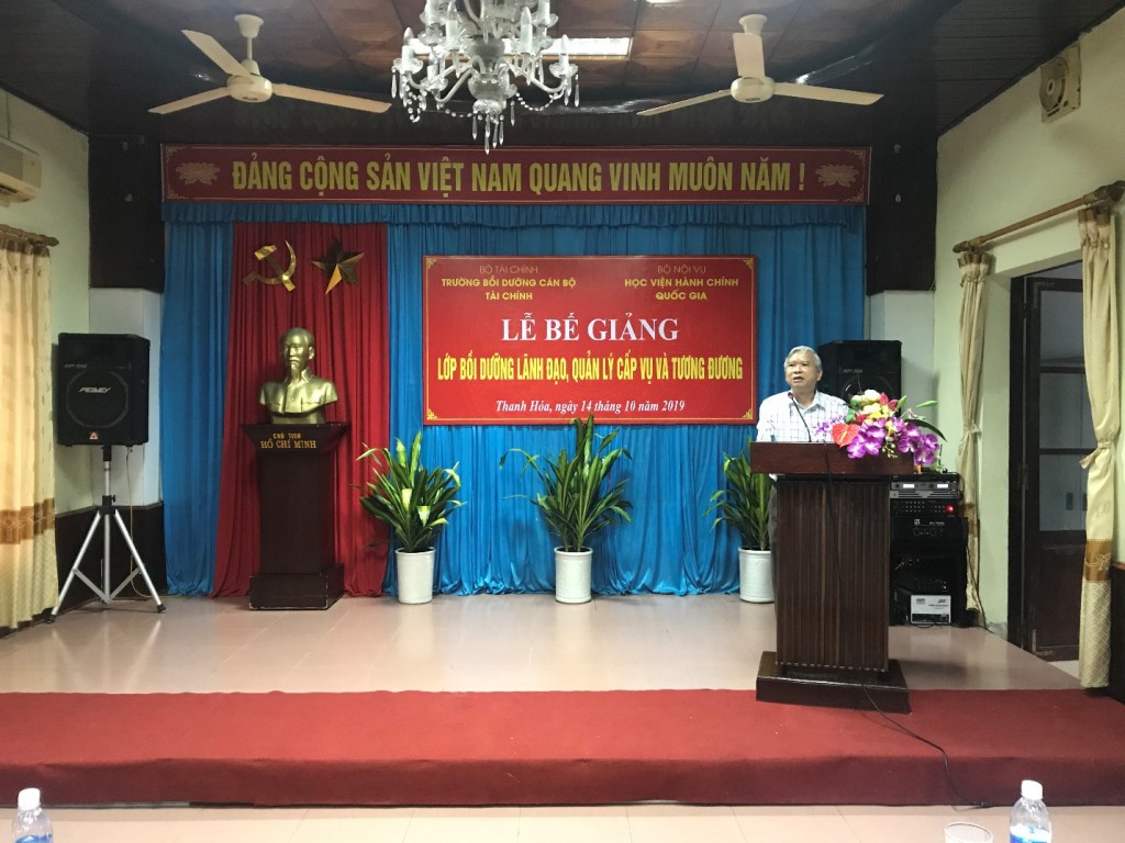 NGƯT.TS. Vũ Thanh Xuân – Phó Giám đốc Học viện Hành chính Quốc gia phát biểu bế giảng khoá học
