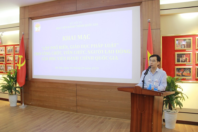 PGS. TS. Lương Thanh Cường, Phó giám đốc Học viện Hành chính Quốc gia phát biểu khai mạc lớp bồi dưỡng