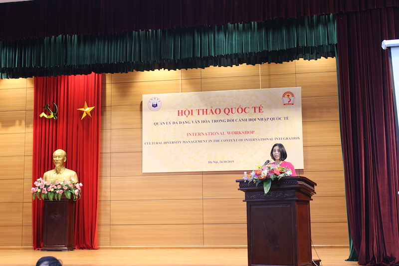 ThS. Nguyễn Thu Cúc – Ban Hợp tác Quốc tế, Học viện Hành chính Quốc gia giới thiệu đại biểu tham dự Hội thảo