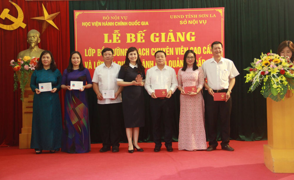 ThS. Lê Phương Thúy, Phó Trưởng Ban Quản lý bồi dưỡng trao chứng chỉ đại diện cho học viên lớp BD ngạch CVCC