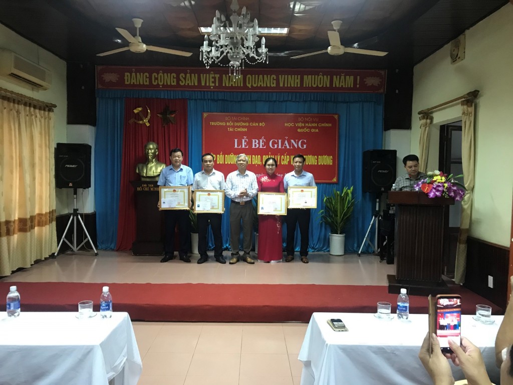                NGƯT.TS. Vũ Thanh Xuân – PGĐ Học viện Hành chính Quốc gia trao giấy khen cho học viên đạt thành tích xuất sắc