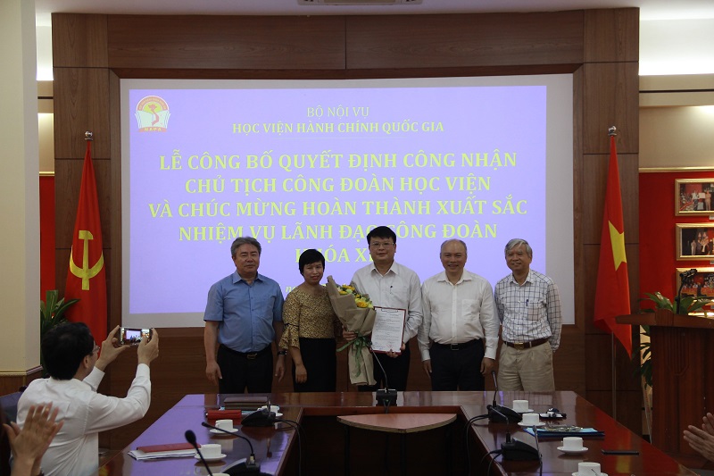 Trao quyết định chuẩn y Chủ tịch Công đoàn Học viện cho đồng chí Bùi Huy Tùng