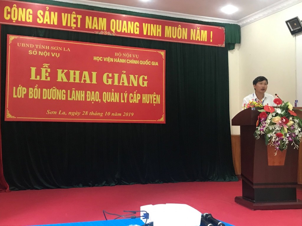 Ông Nguyễn Minh Hoà – Tỉnh ủy viên, Giám đốc Sở Nội vụ tỉnh Sơn La phát biểu tại buổi lễ khai giảng