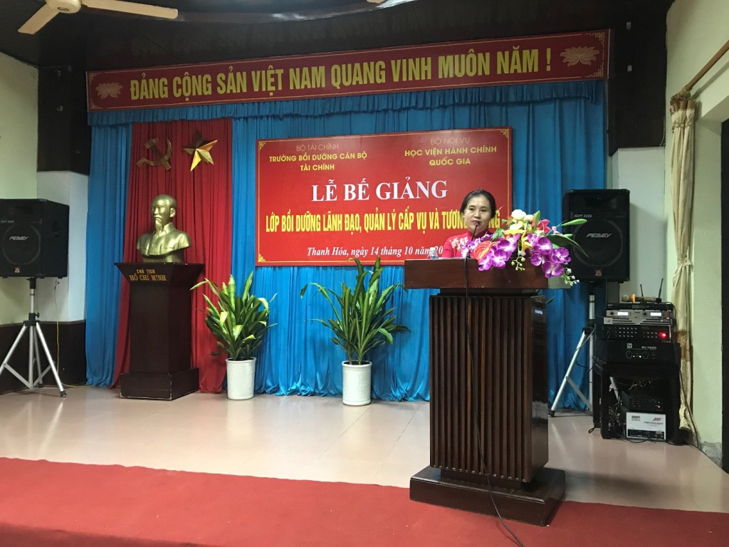 Bà: Nguyễn Thị Phố Giang – Cục trưởng Cục Dữ trữ Nhà nước khu vực Nghệ Tĩnh, đại diện học viên phát biêu