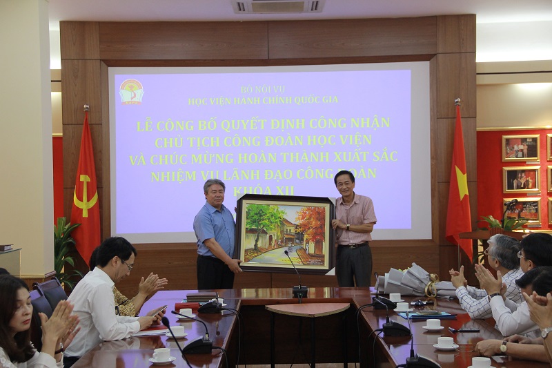 Công đoàn Học viện tặng quà lưu niệm cho đồng chí Chu Xuân Khánh.