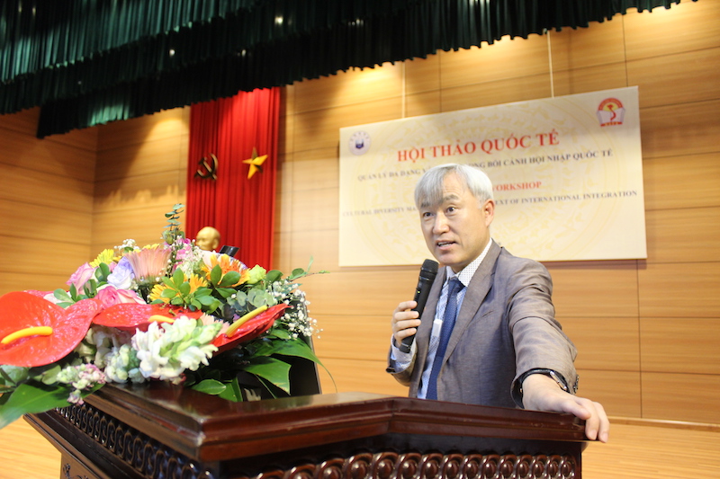 TS. Youngsoon Kim - Viện trưởng Viện Nghiên cứu Đa văn hoá, Đại học INHA, Hàn Quốc trình bày tham luận tại Hội thảo