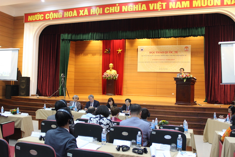 TS. Chu Xuân Khánh – Giảng viên cao cấp Học viện Hành chính Quốc gia trình bày tham luận tại Hội thảo